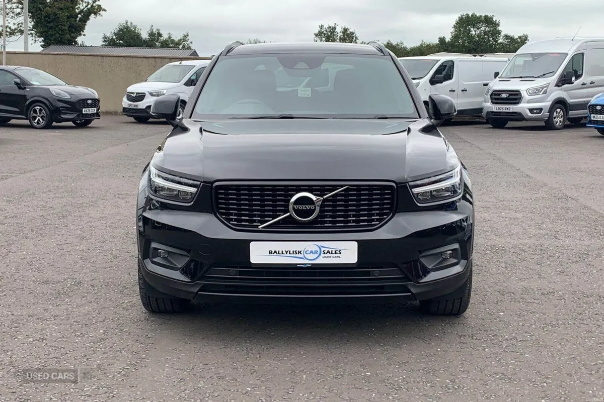 Volvo XC40 2.0 B4 MHEV 197PS R-Design Auto in Blac - Image 4