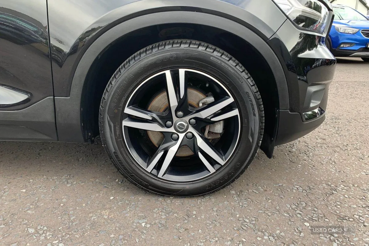 Volvo XC40 2.0 B4 MHEV 197PS R-Design Auto in Blac - Image 6