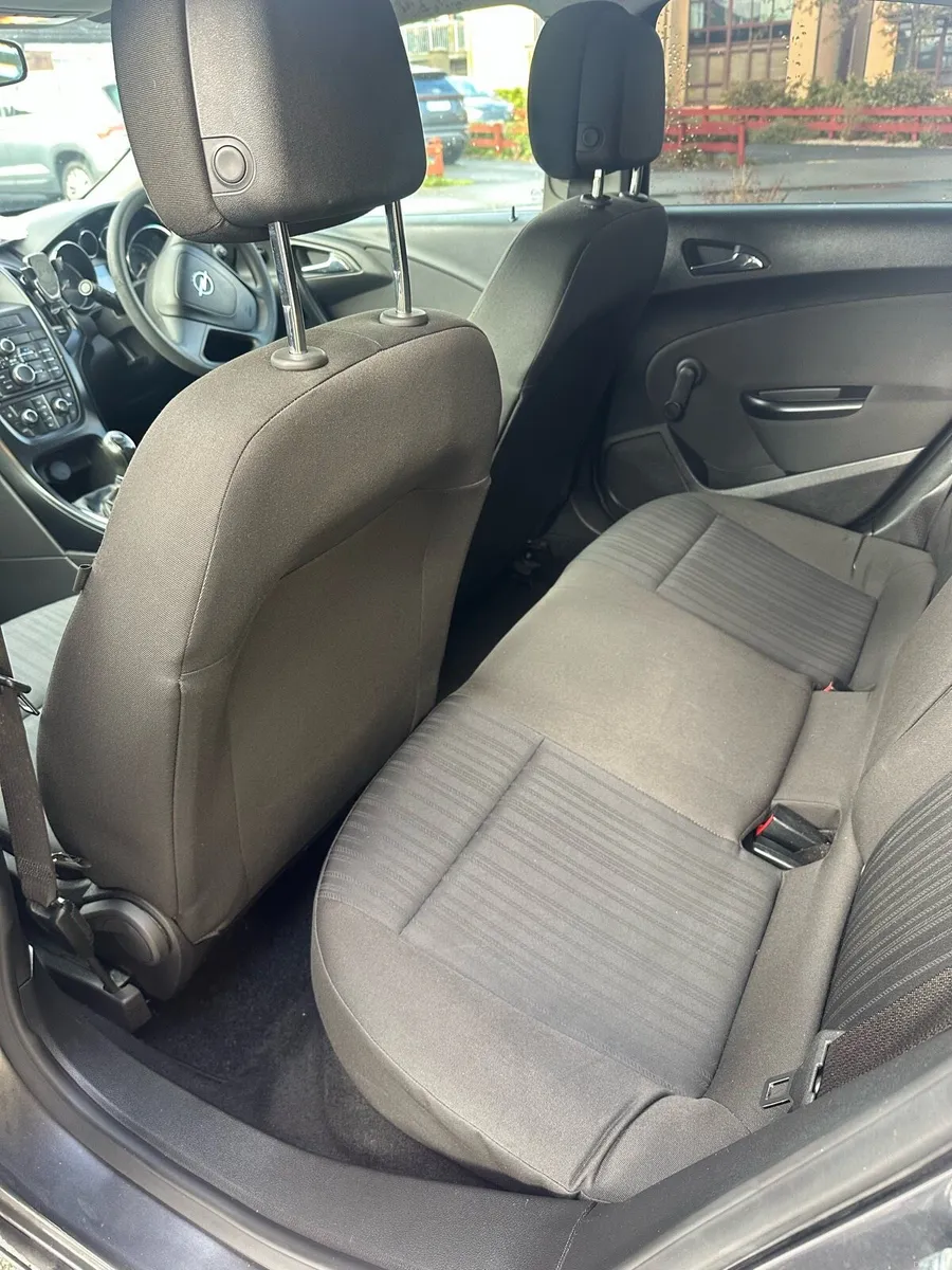 Opel Astra 2010 1.7l cdti diesel 6spd manual - Image 4