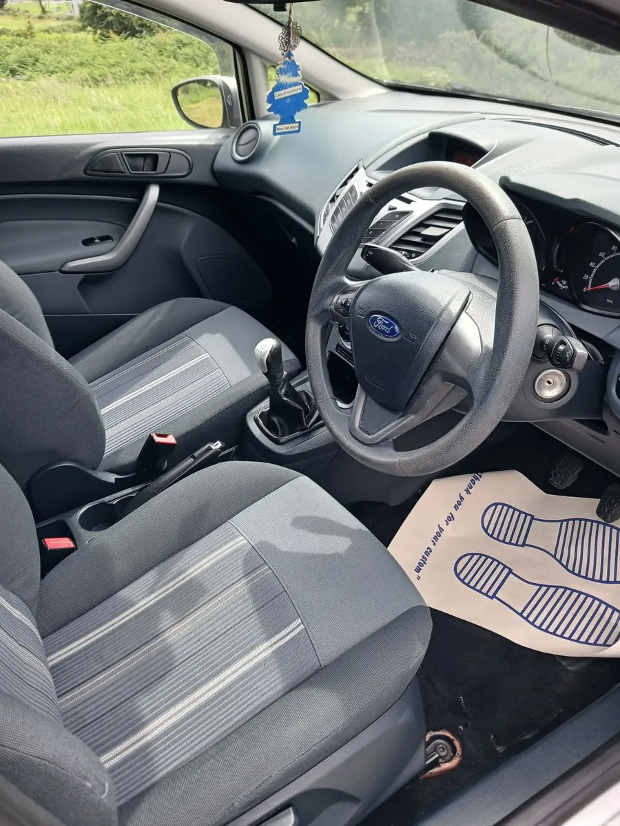 Ford Fiesta 2010 - Image 2