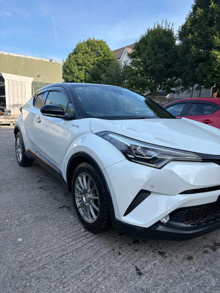 Toyota C-HR 2017 - 1.8l hybrid - Image 1