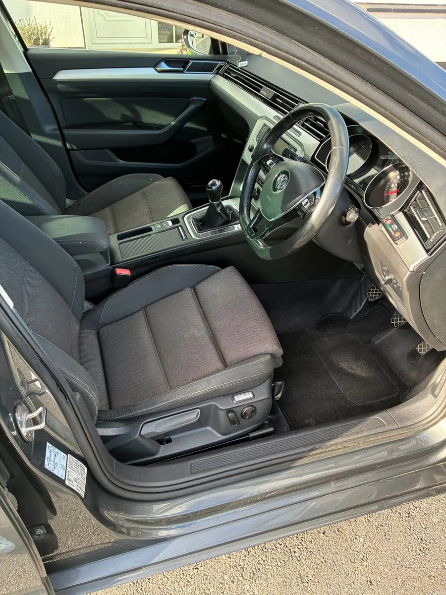 Volkswagen Passat - Image 6