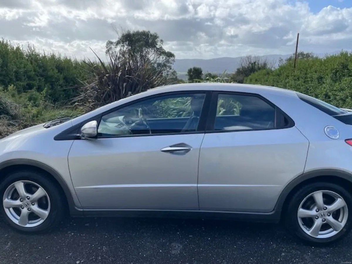 Honda Civic 2009 - Image 2