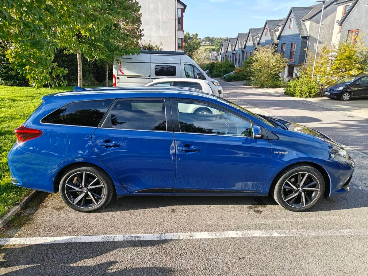 2018 Toyota Auris Touring Sports 1.8 Hybrid Design - Image 5