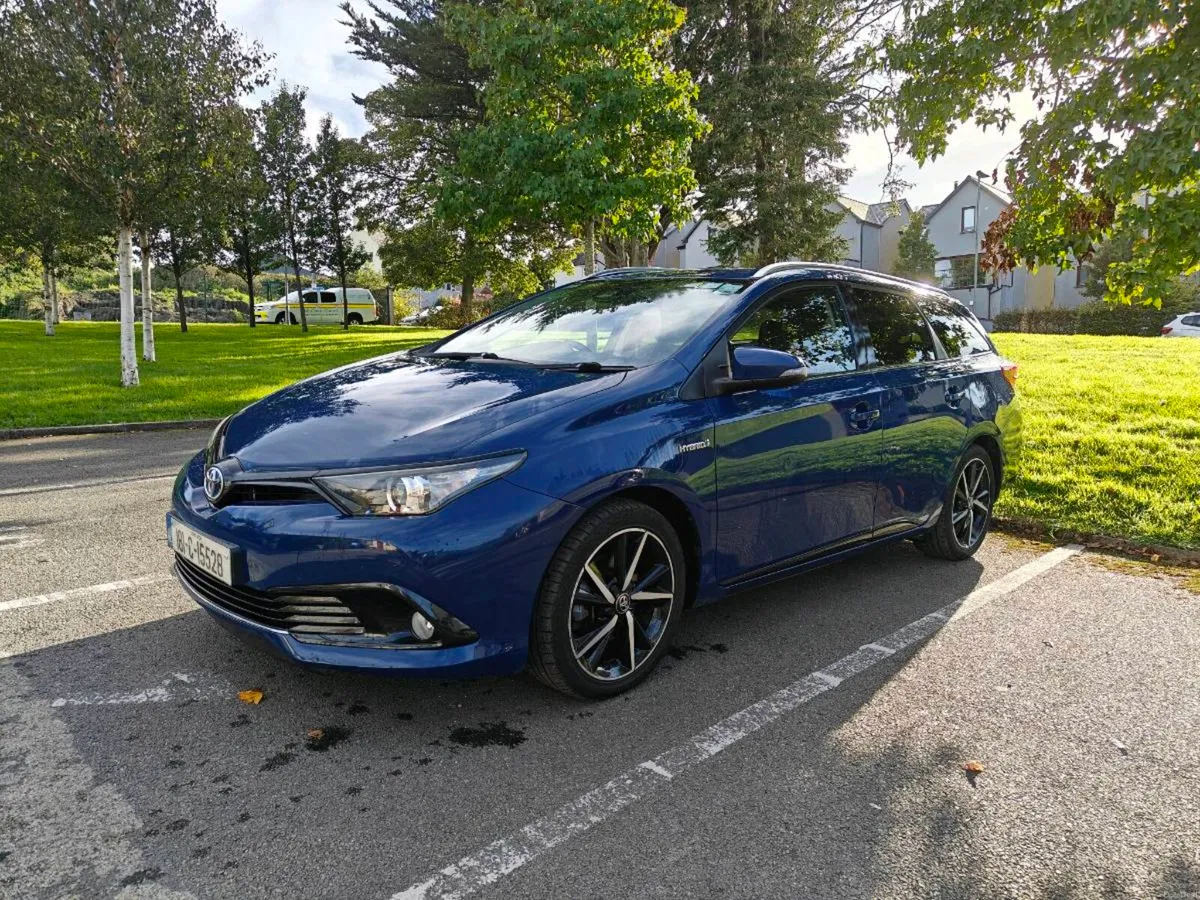 2018 Toyota Auris Touring Sports 1.8 Hybrid Design - Image 3
