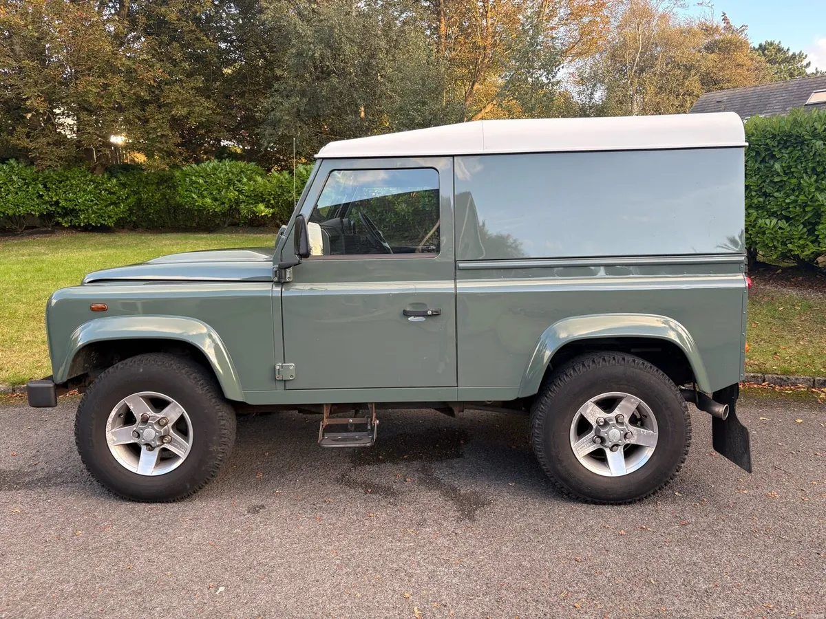Landrover Defender - Image 2