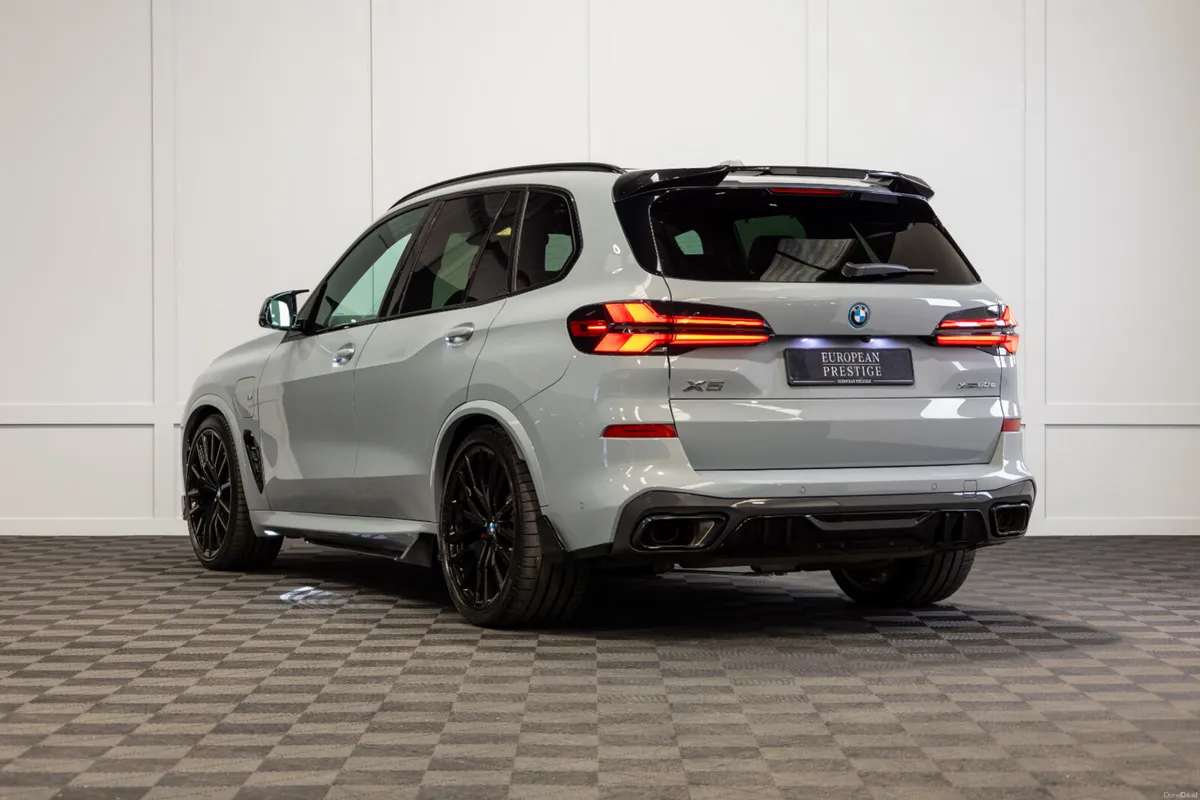 2026 BMW X5 X-Drive 50e M-Sport *Pan Roof - Image 4