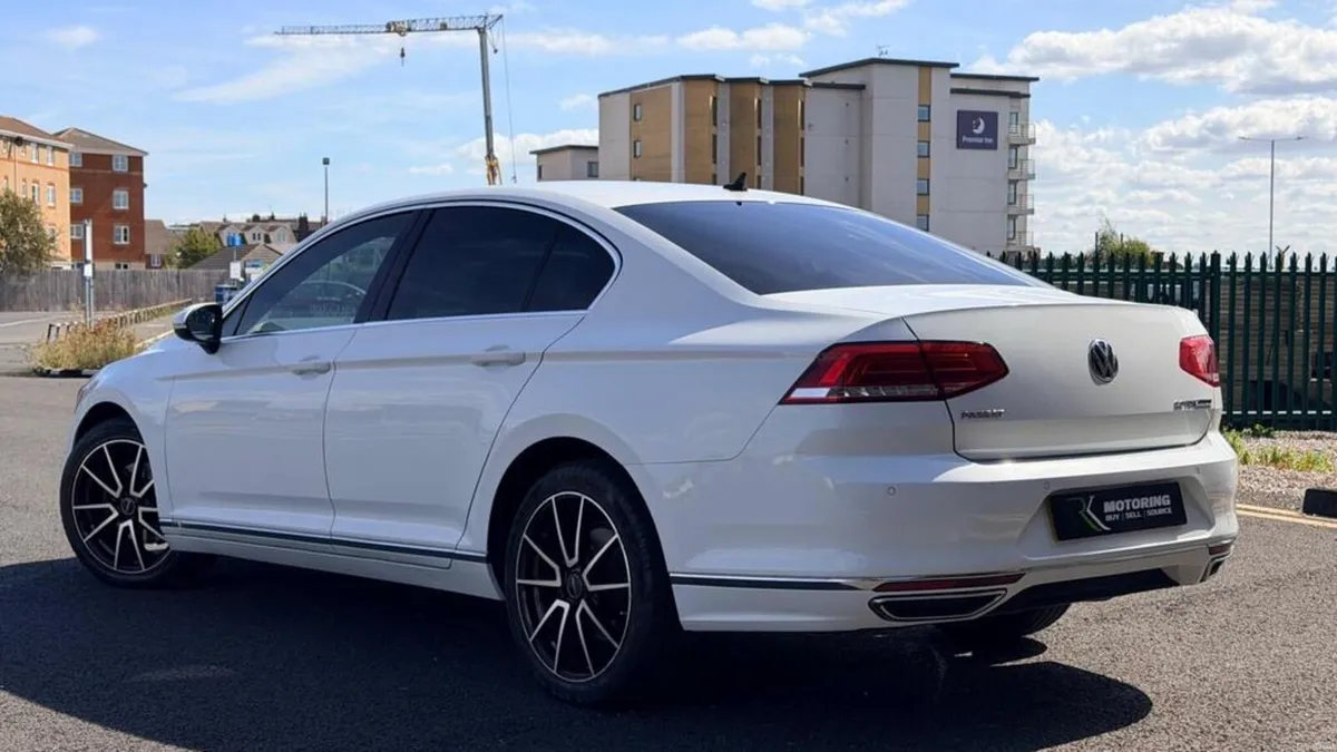 Volkswagen Passat 2.0 TDI R LINE - Image 2
