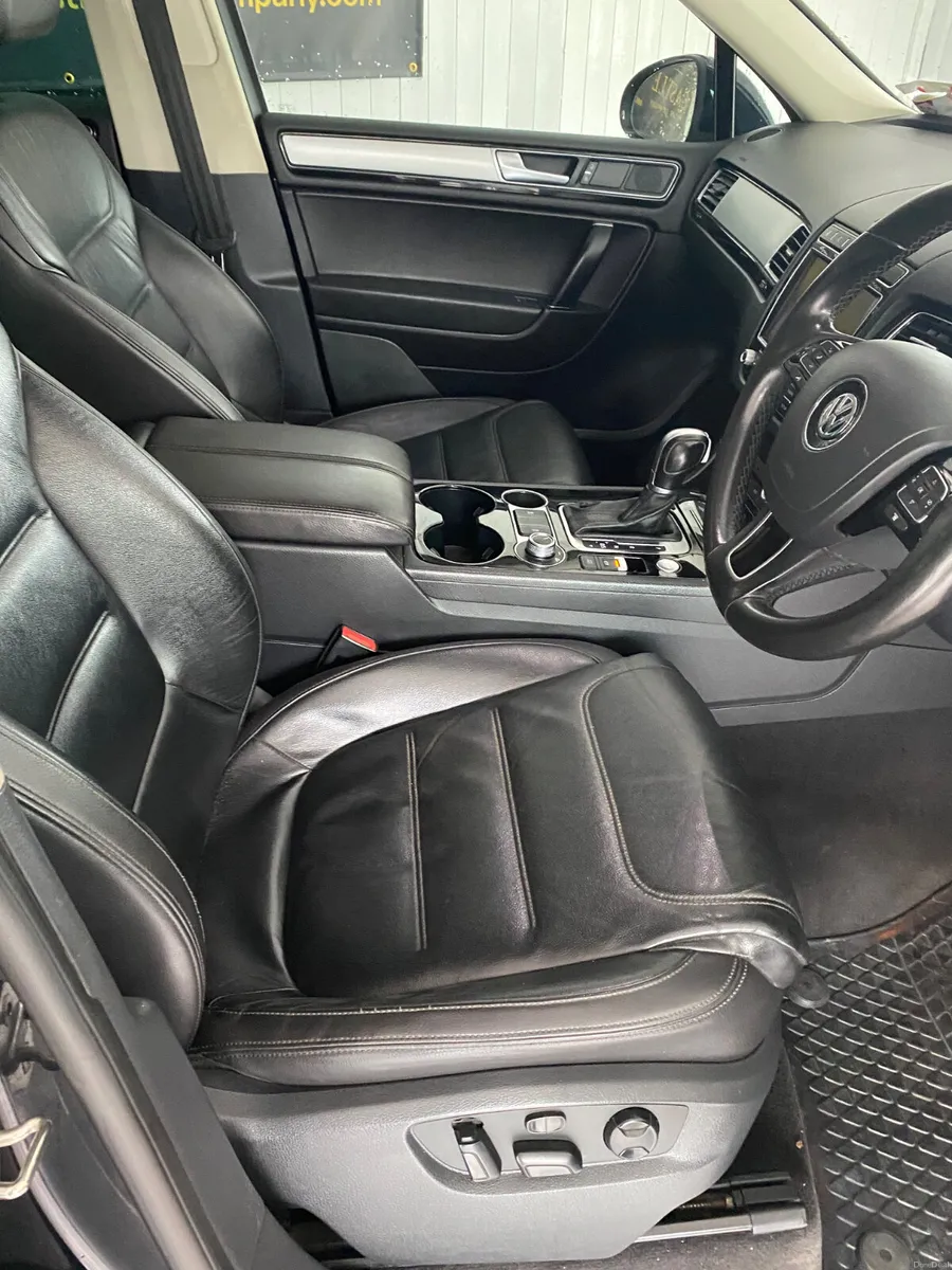 2018 Volkswagen Touareg  CREW CAB  5 SEATER COM - Image 6