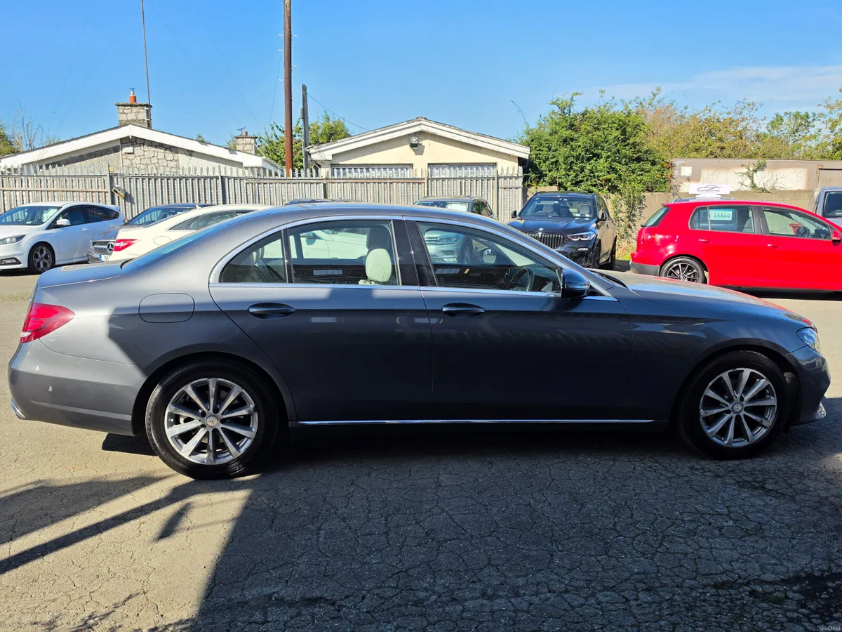 171 MERCEDES BENZ E220 *AVANTGARDE* - Image 4