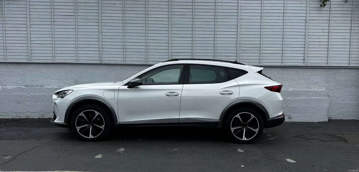V1 PHEV S-A DSG / HALF-LEATHER / ONE OWNER - Image 5