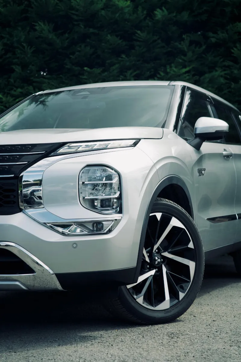 Mitsubishi Outlander PHEV Premium Package 2022 - Image 6
