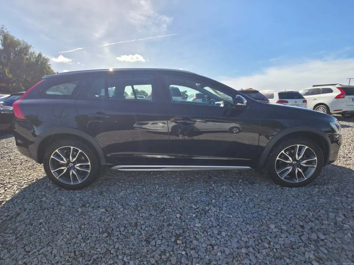 2018 Volvo V60 Cross Country - Image 6