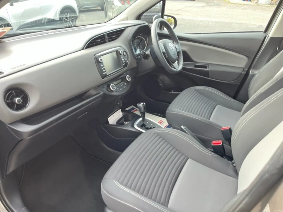 Toyota Yaris HYBRID ELECTRIC LUNA - Image 6