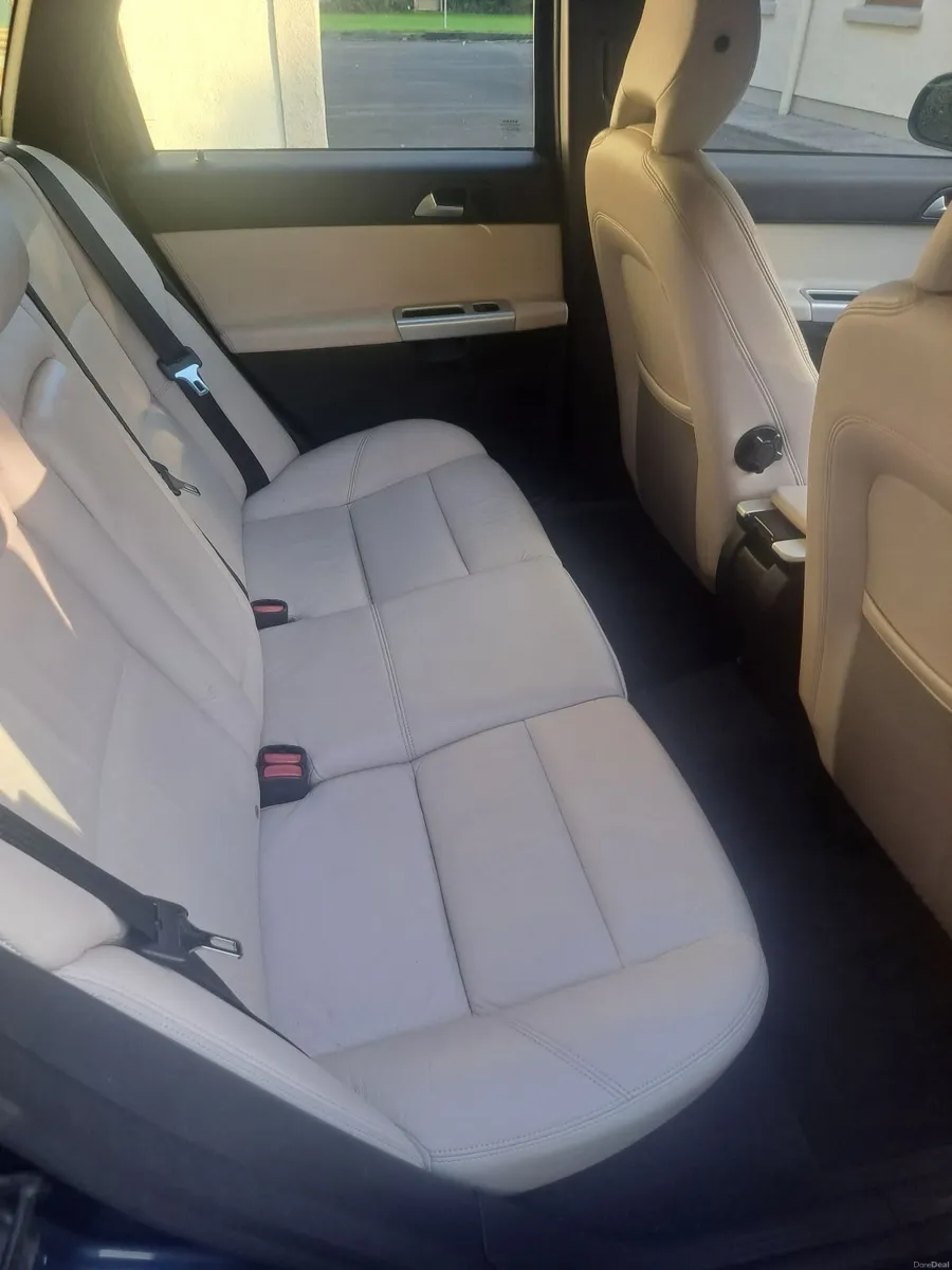 Volvo V50 2012 - Image 2