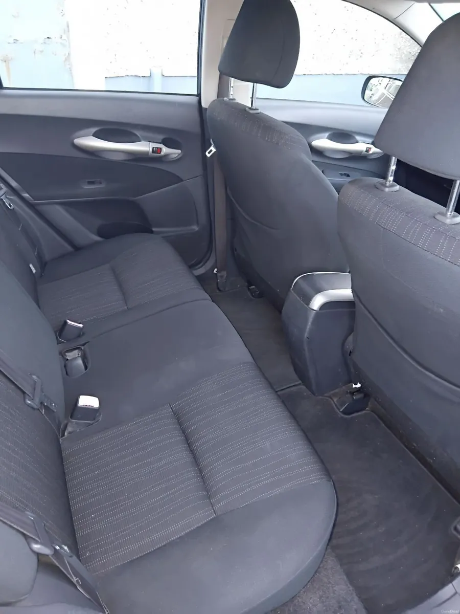 Toyota Auris 2007 - Image 2