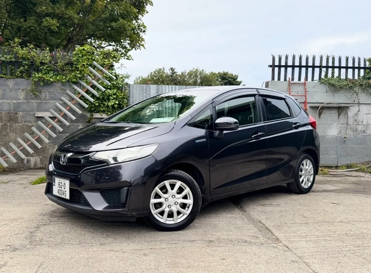2015 HONDA FIT. RARE COLOUR. LOW KMs. NEW NCT. AUT - Image 3