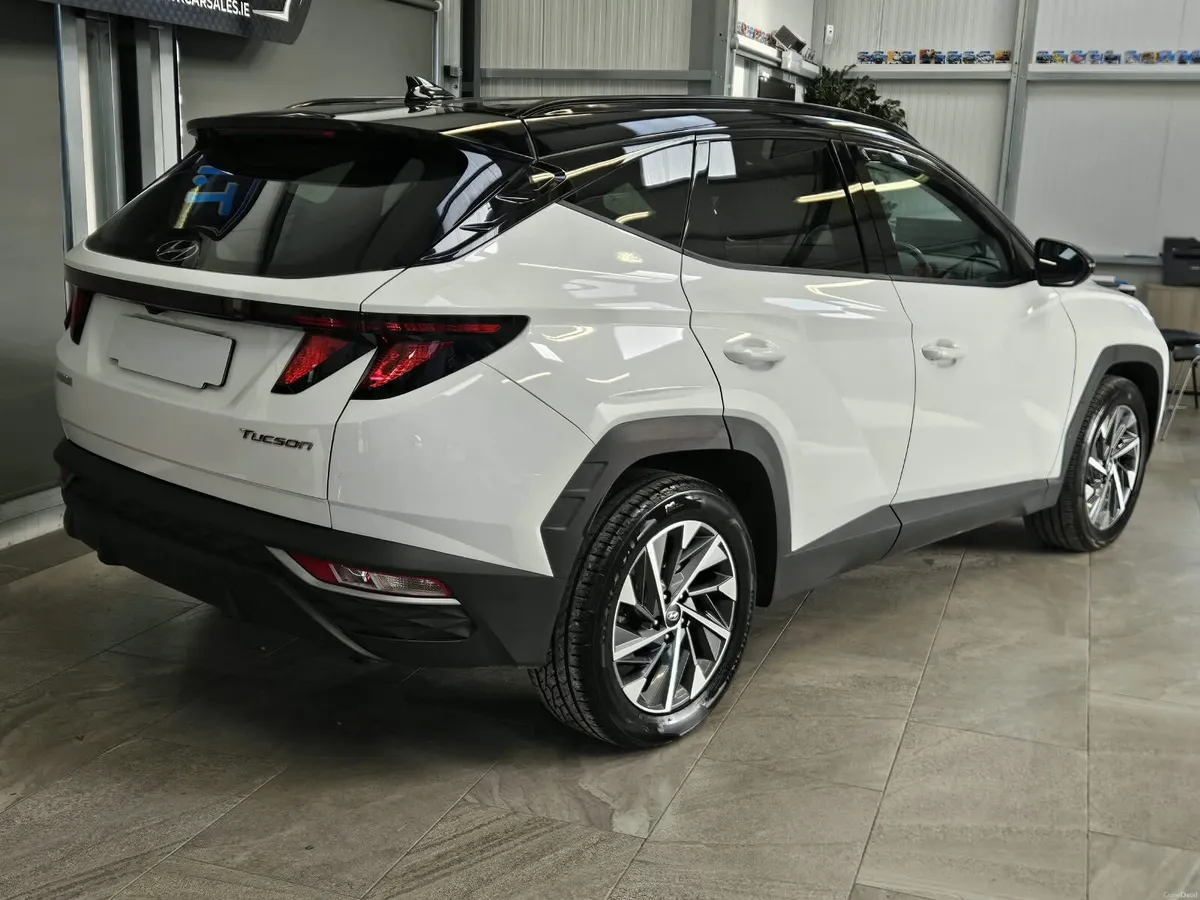 212 HYUNDAI TUCSON EXECUTIVE 2 TONE EDITION - Image 2