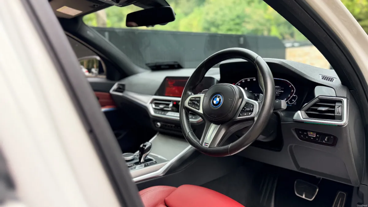 2022 (221) BMW 330E M SPORT **SUNROOF & X-DRIVE - Image 5