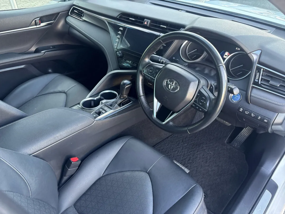 Toyota Camry Hybrid Automatic - Image 6