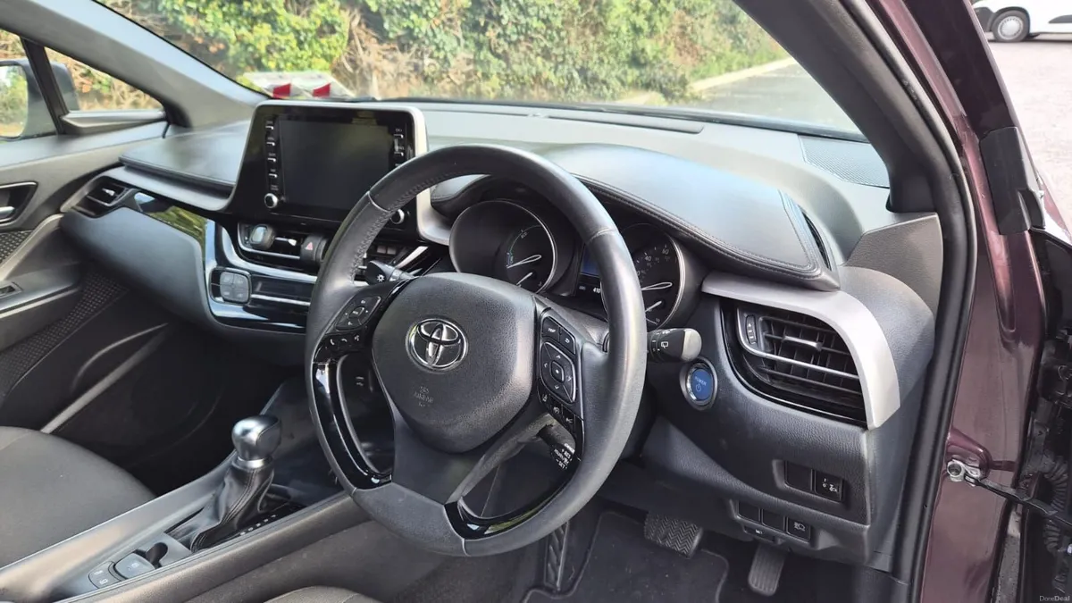 Toyota C-HR 2023 Hybrid 1.8 41,000 km - Image 2