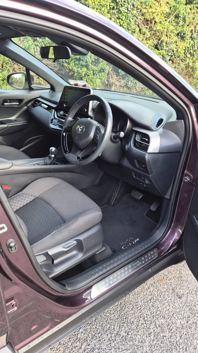 Toyota C-HR 2023 Hybrid 1.8 41,000 km - Image 4