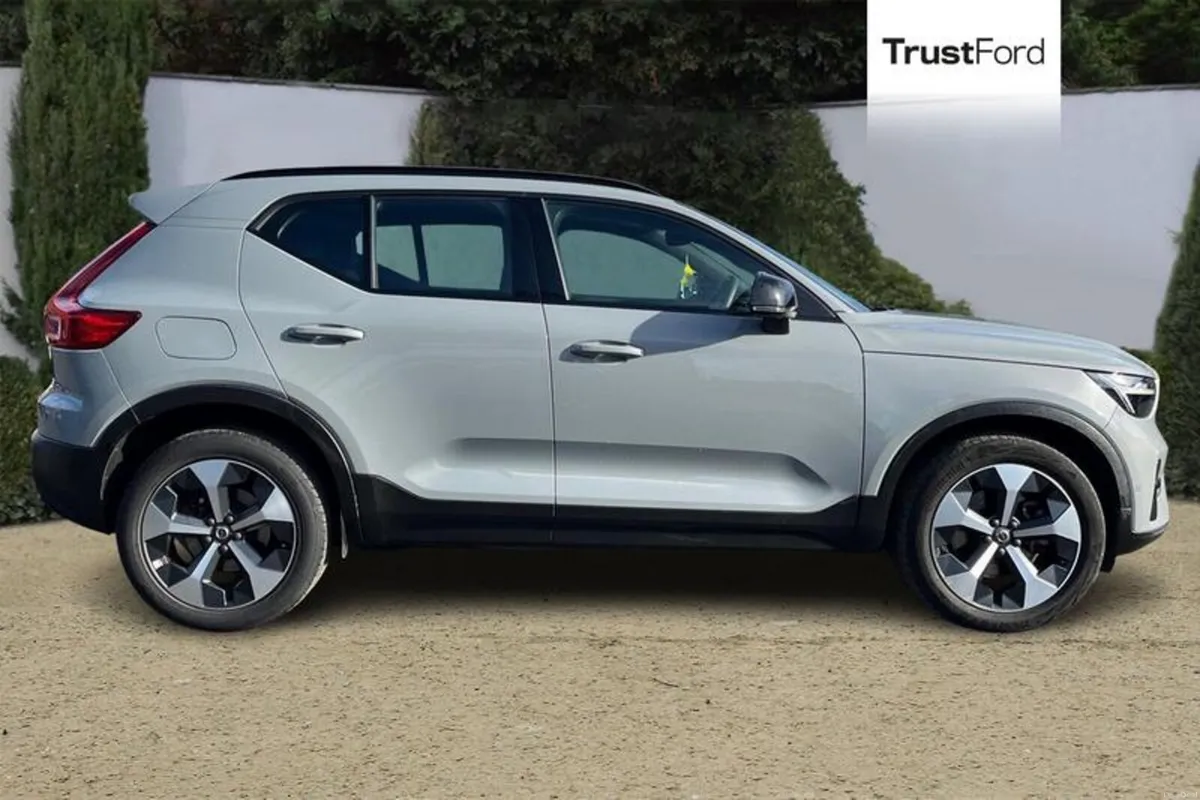 Volvo XC40 2.0 B4P Plus Dark 5dr Auto - Image 3