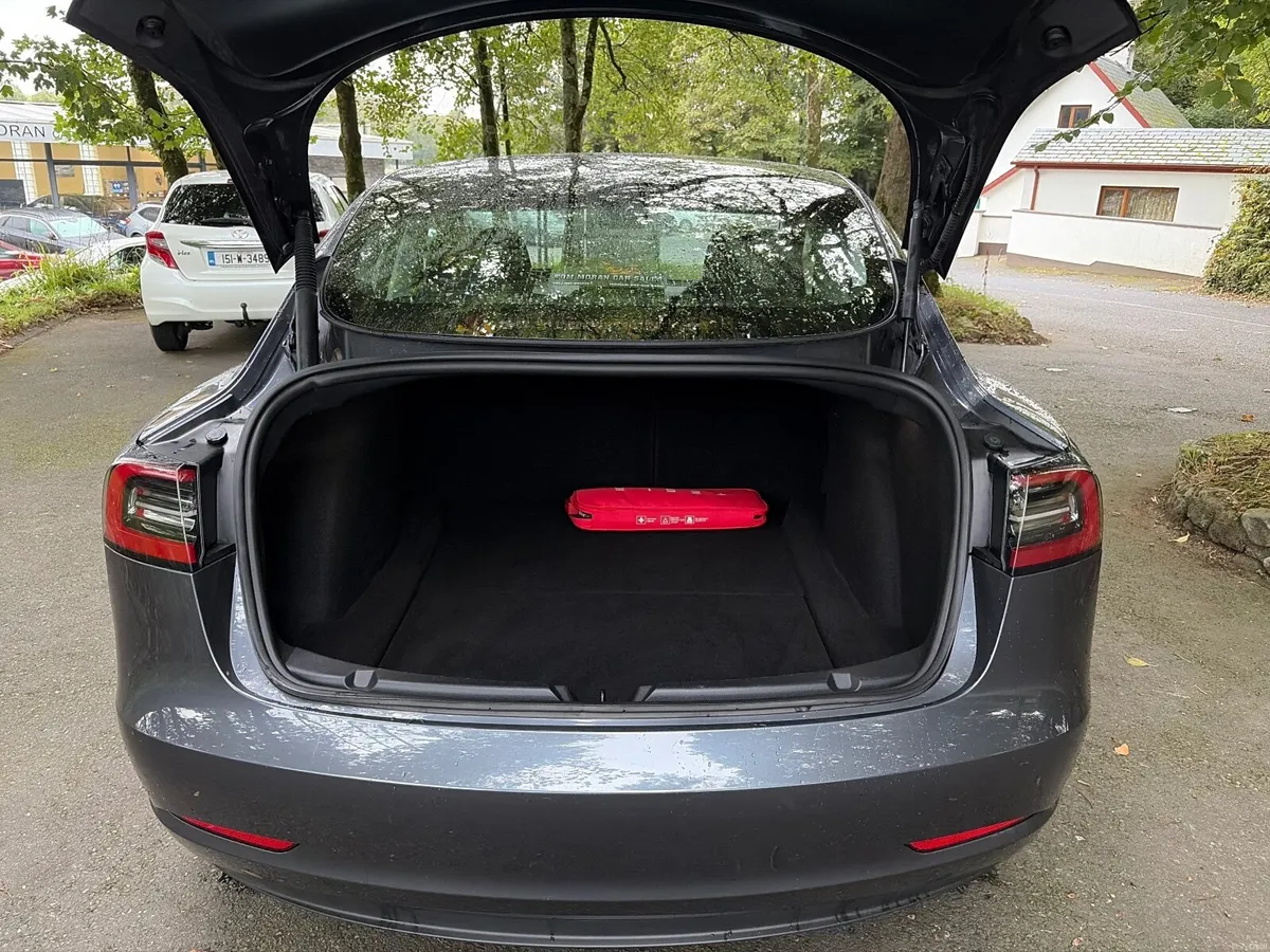Tesla Model 3 2023 - Image 4