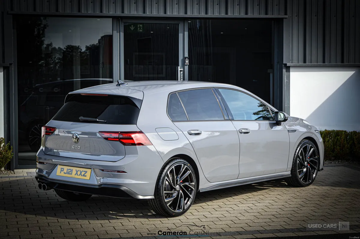 Volkswagen Golf DIESEL HATCHBACK - Image 2