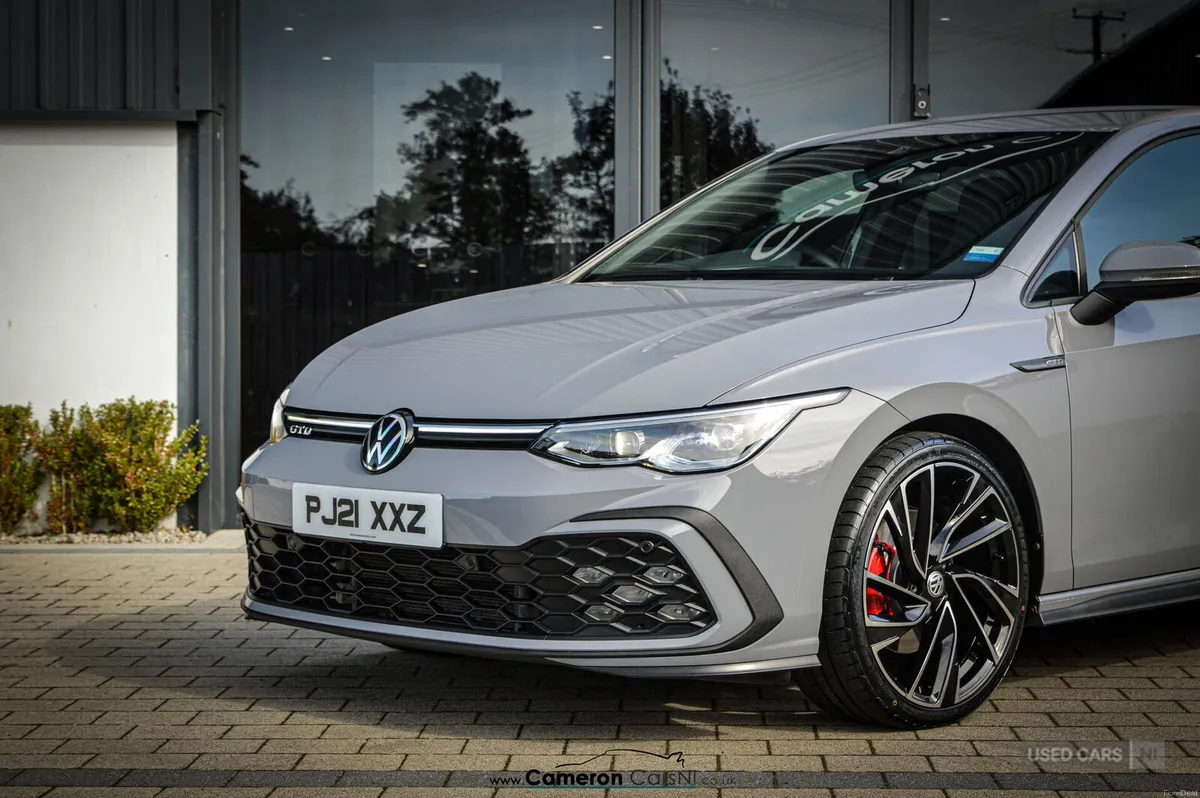 Volkswagen Golf DIESEL HATCHBACK - Image 3
