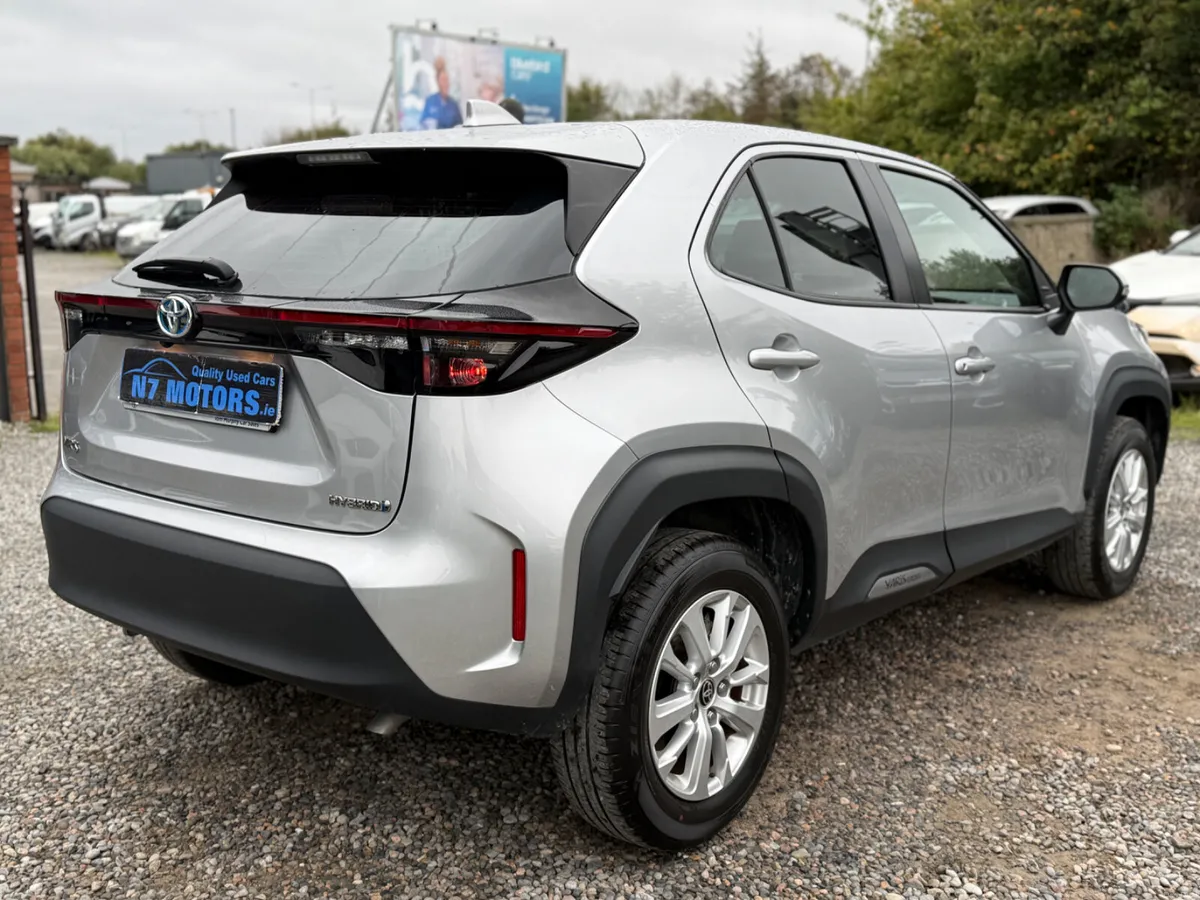 2024 Toyota Yaris Cross 1.5 HYBRID LUNA AUTO - Image 3