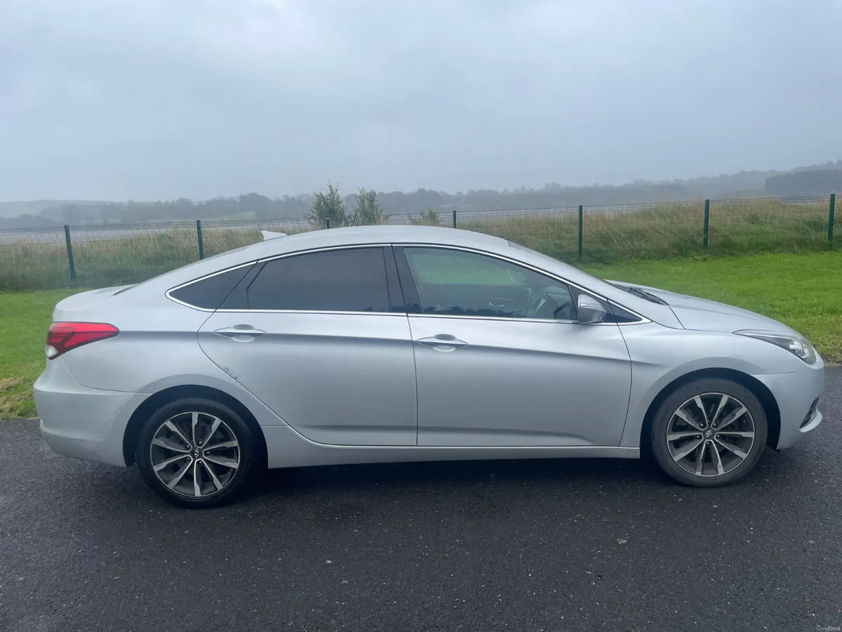 Hyundai i40 2016, automatic, low milage - Image 2