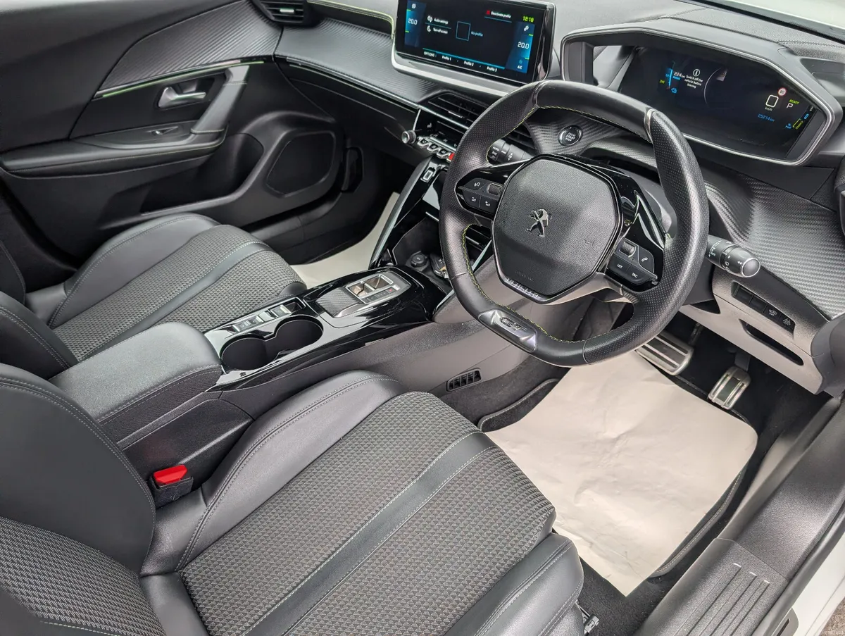 Peugeot 2008 GT  // BATTERY WARRANTY UNTIL 2032 // - Image 2