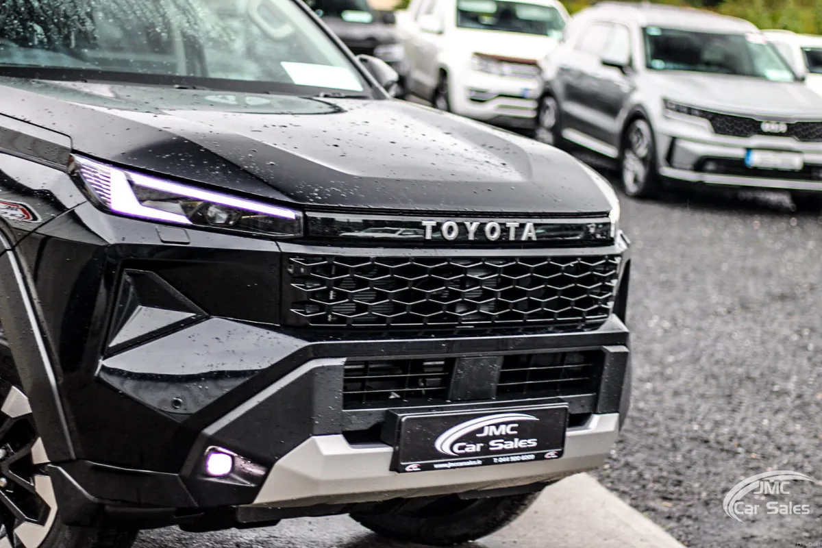 2026 TOYOTA HILUX INVINCIBLE - Image 5