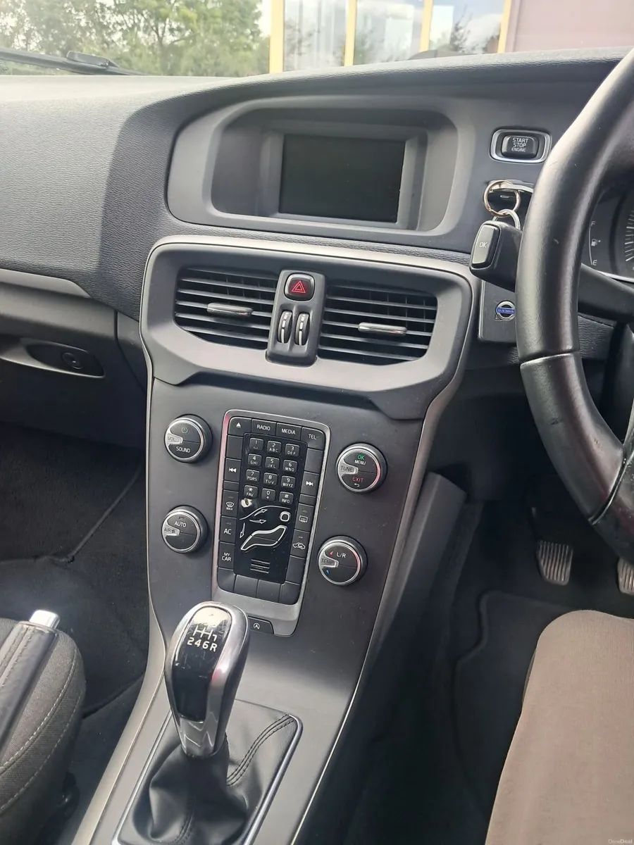 Volvo V40 2016 - Image 2