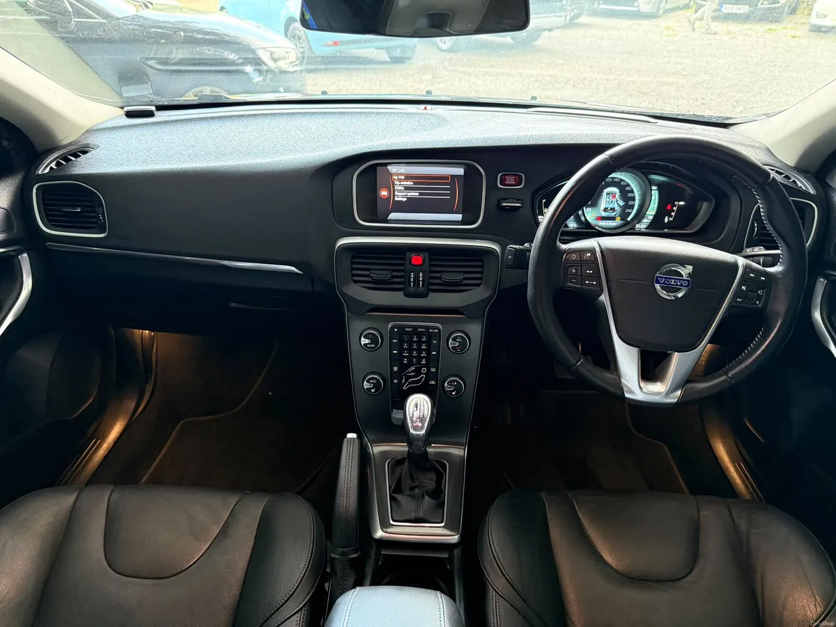 Volvo V40 2013 automatic - Image 5