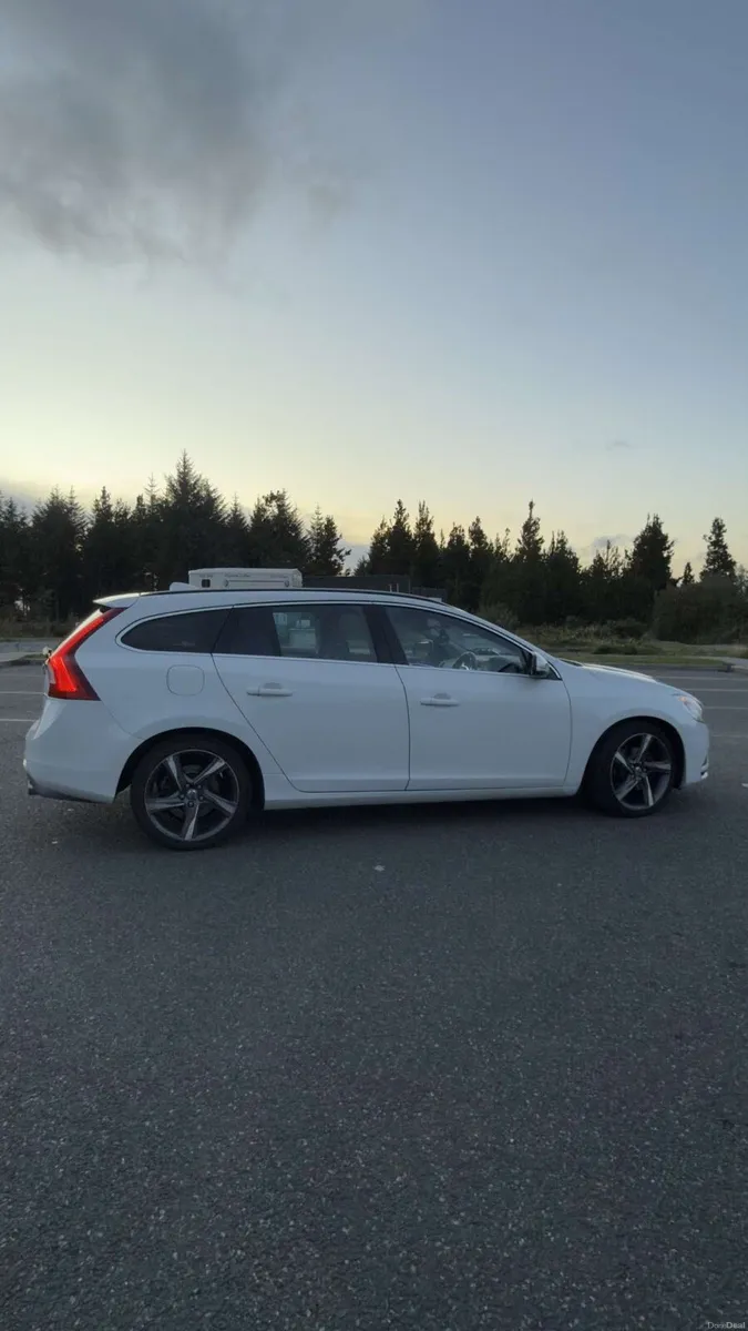 Volvo V60 R-Design 1.6D - Image 4