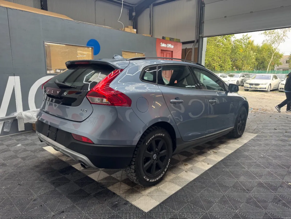 Volvo V40 2016 VOLVO V40 CROSS COUNTRY D4 KINETIC - Image 3