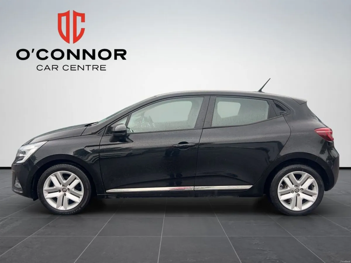 Renault Clio Dressed in black, easy on fuel and fu - Image 3