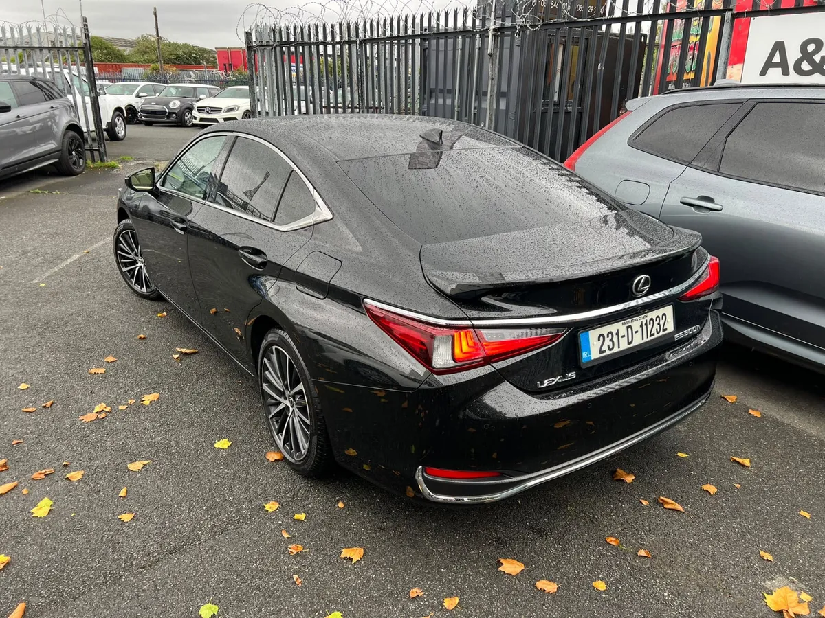2023 Lexus ES 300H Hybrid - Image 4