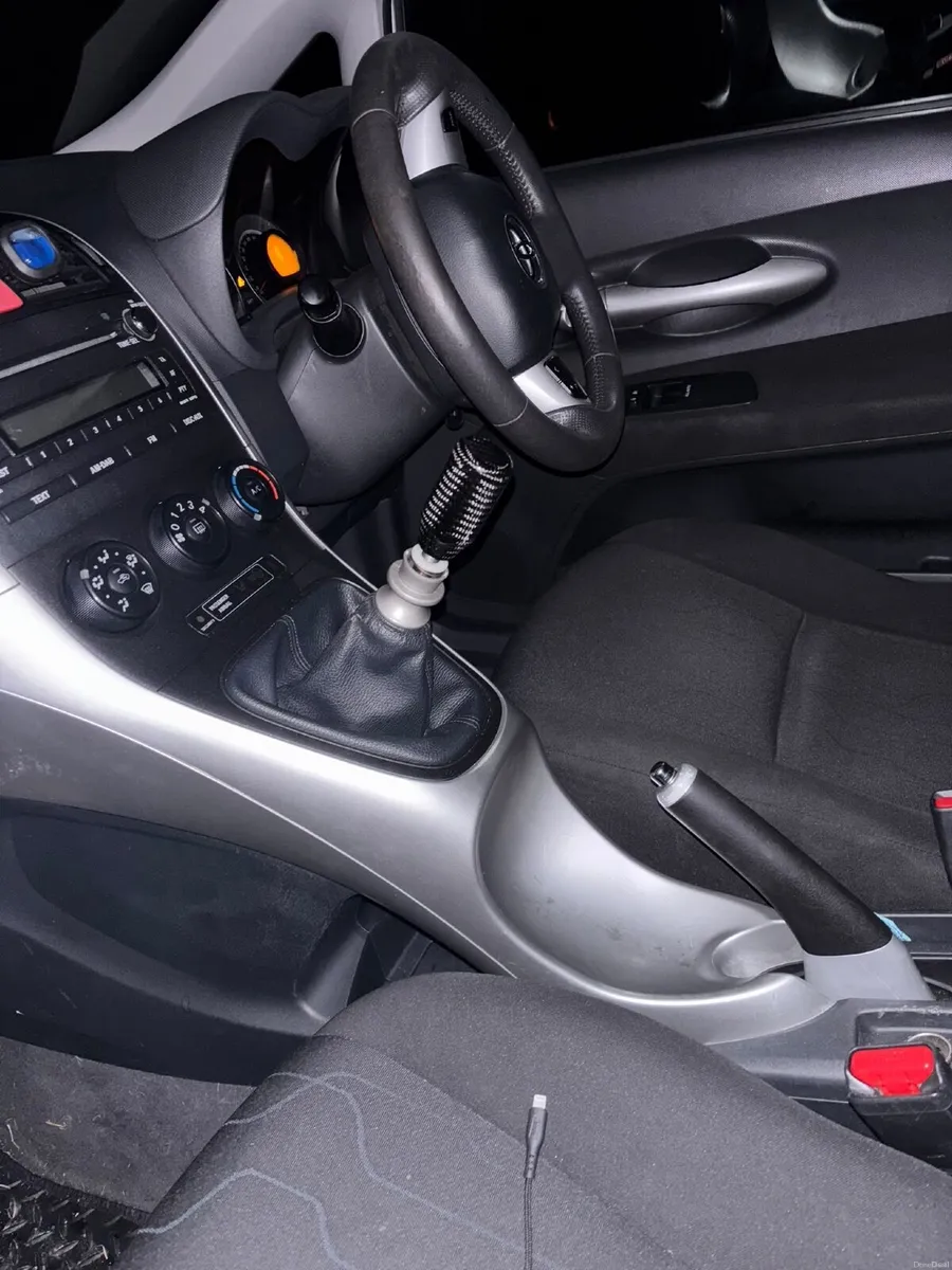 Toyota Auris 2011 - Image 2