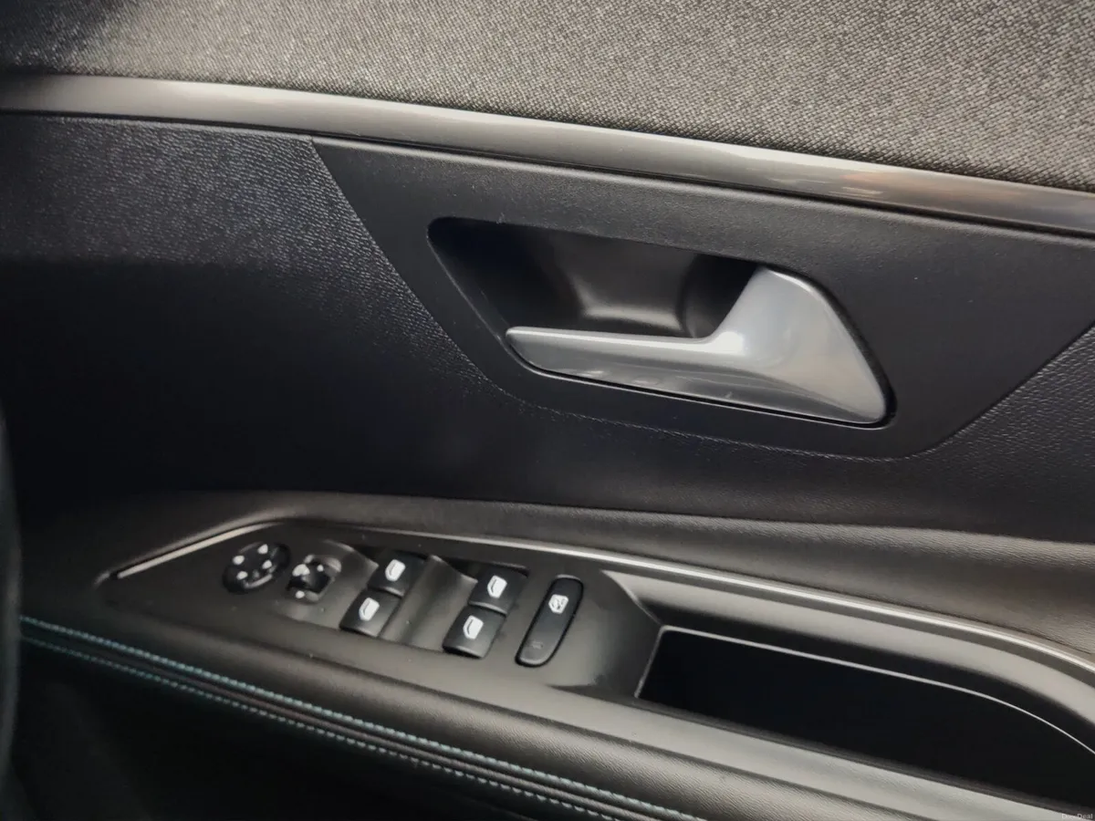 Peugeot 5008 HDI 7 seat Allure - Image 5