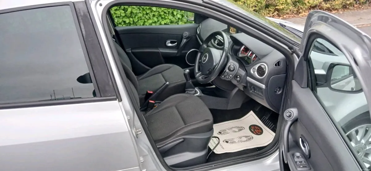 2011 renault clio tom tom edition nct 1/27 - Image 6