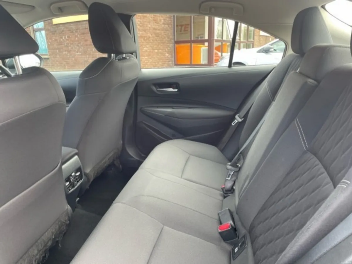 Toyota Corolla Saloon - Luna Edition - 1.8 Hybrid - Image 6