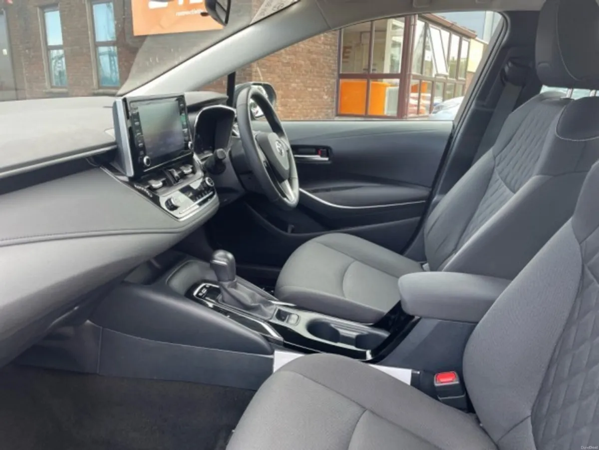 Toyota Corolla Saloon - Luna Edition - 1.8 Hybrid - Image 5