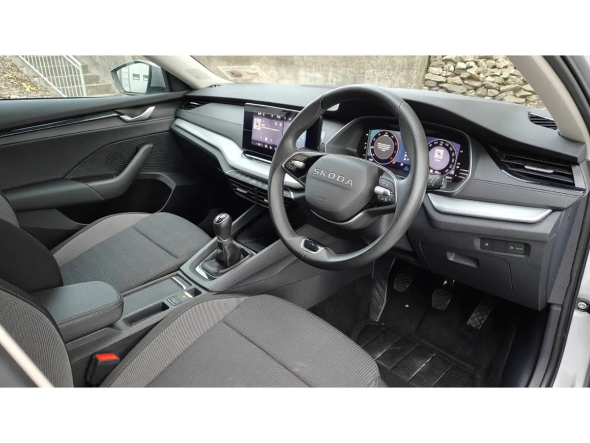 Skoda Octavia COMBI SELECTION 2.0 TDI 115 BHP VAN- - Image 4