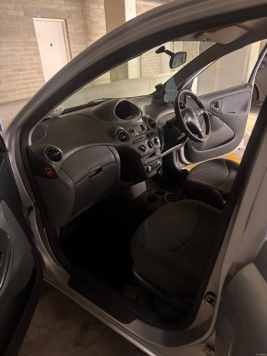 Toyota Yaris 2001 - Image 6