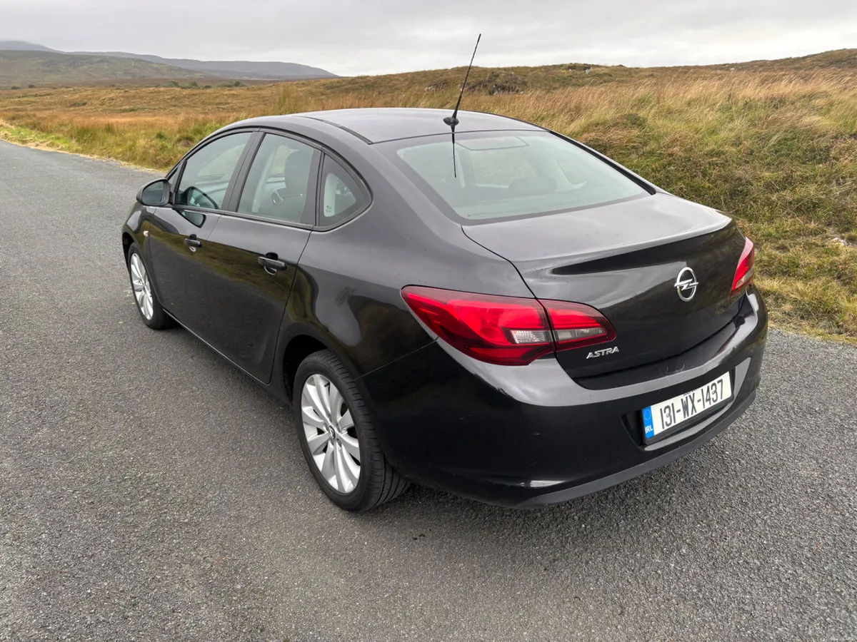 Opel Astra 2013 low kms - Image 6