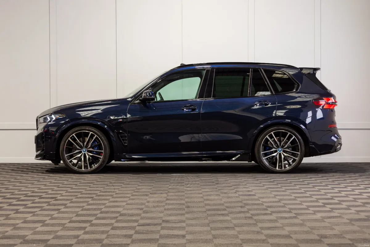 2025 BMW X5 X-Drive 50e M-Sport *Pan Roof - Image 3