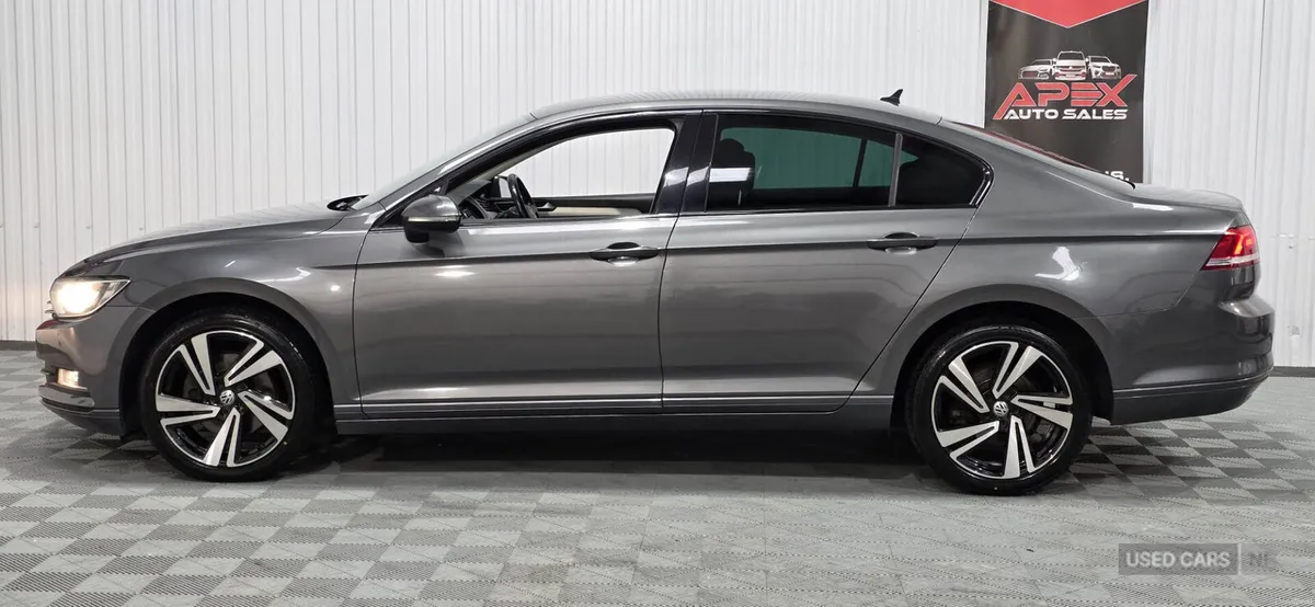 Volkswagen Passat DIESEL SALOON - Image 5